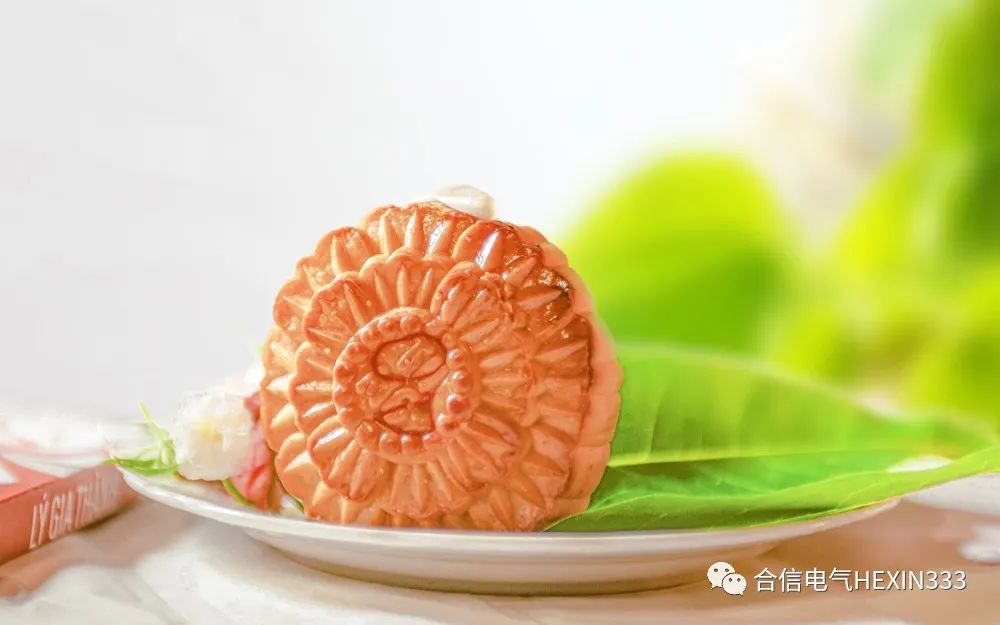 The moon fills the land of China, and the nation rejoices together.